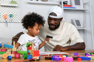 Babam, Çocuğa Bir Kitap Okuyor. Baba, çocuğun dil becerilerini ve hayal gücünü geliştirmesine yardım ediyor. Baba Evlatlar Hikaye Anlatarak Çocuk Dili Becerileri.