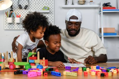 Babam, Çocuğa Bir Kitap Okuyor. Baba, çocuğun dil becerilerini ve hayal gücünü geliştirmesine yardım ediyor. Baba Evlatlar Hikaye Anlatarak Çocuk Dili Becerileri.