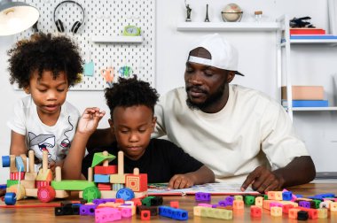 Babam, Çocuğa Bir Kitap Okuyor. Baba, çocuğun dil becerilerini ve hayal gücünü geliştirmesine yardım ediyor. Baba Evlatlar Hikaye Anlatarak Çocuk Dili Becerileri.