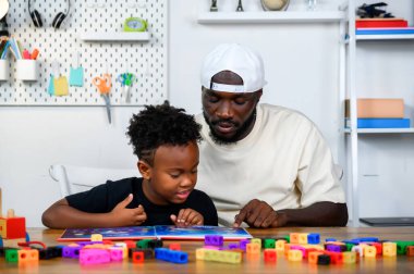 Babam, Çocuğa Bir Kitap Okuyor. Baba, çocuğun dil becerilerini ve hayal gücünü geliştirmesine yardım ediyor. Baba Evlatlar Hikaye Anlatarak Çocuk Dili Becerileri.