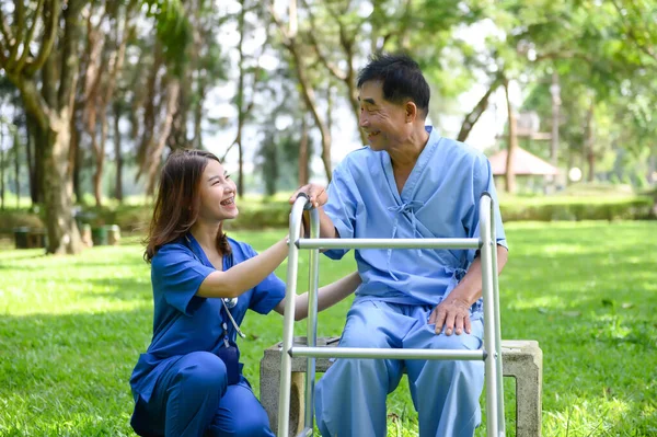 Hastalar Yeşil Park 'ta rahat otururken bakıcılardan cesaret ve iyi muamele görüyorlar. Kaliteli Bakıcı 'nın Özellikleri, Sorular ve Bakıcı İçin Önemli Sözcükler