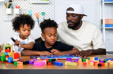 Babam, Çocuğa Bir Kitap Okuyor. Baba, çocuğun dil becerilerini ve hayal gücünü geliştirmesine yardım ediyor. Baba Evlatlar Hikaye Anlatarak Çocuk Dili Becerileri.