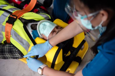 İnşaat işlerinde meydana gelen kazalar, duygu kaybı veya normal hareket kaybı, kol ve bacaklarda fonksiyon kaybı, hastaları nakletmek için ilk yardım eğitimi, sağlık ekipmanları veya sağlık ekipmanları....