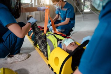 İnşaat işlerinde meydana gelen kazalar, duygu kaybı veya normal hareket kaybı, kol ve bacaklarda fonksiyon kaybı, hastaları nakletmek için ilk yardım eğitimi, sağlık ekipmanları veya sağlık ekipmanları....