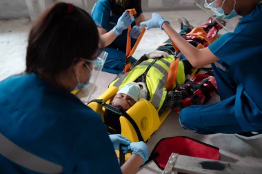 İnşaat işlerinde meydana gelen kazalar, duygu kaybı veya normal hareket kaybı, kol ve bacaklarda fonksiyon kaybı, hastaları nakletmek için ilk yardım eğitimi, sağlık ekipmanları veya sağlık ekipmanları....