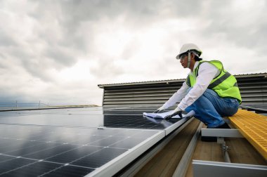 Genç Mühendisler, Binanın Çatı Üzerine Güneş Fotovoltaik Panelleri Kurma Kalitesini ve Taslağı Kağıt ve Denetimini Açtı.