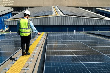 Güneş Çatısı Kurulumunda Mühendis Müfettişi Kalitesi Fabrika Çatı Binalarında Sürdürülebilir Fotovoltaik Kurulumunda Kalite Kontrolü.