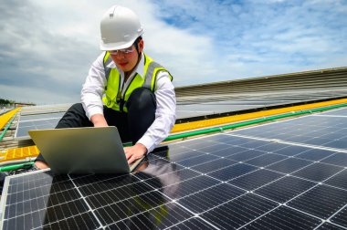 Mühendisler veya Uzman Teknisyenler Güneş Fotovoltaik Panellerinin Kurulumunun Kalitesini Kontrol Ediyor ve Güneş Panelleri 'nden toplanan güç üretimini kontrol ediyorlar..