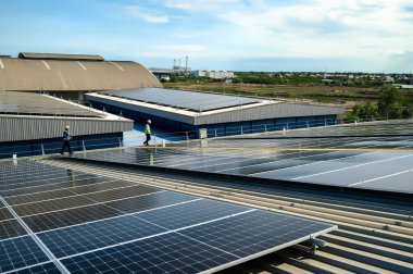 Güneş Çatısı Kurulumunda Mühendis Denetleme Kalitesi İşçi Kurulumu, Fabrika Çatı Binalarında Sürdürülebilir Fotovoltaik Kurulumunda Kalite Kontrolü.