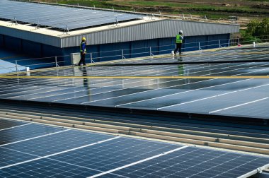 Güneş Çatısı Kurulumunda Mühendis Denetleme Kalitesi İşçi Kurulumu, Fabrika Çatı Binalarında Sürdürülebilir Fotovoltaik Kurulumunda Kalite Kontrolü.