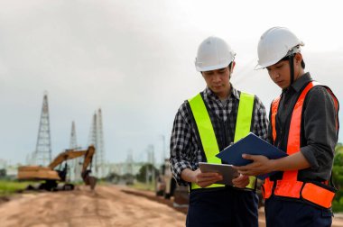 Otoyol mühendisleri yol çalışmalarına dayalı inşaat geliştirme planlarını tartıştılar. Toprak Doldurma, Alt-üs, Üs Kursu, Otoyol İnşaat Mühendis Müfettişi Müfettişi.