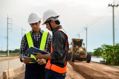 Otoyol mühendisleri yol çalışmalarına dayalı inşaat geliştirme planlarını tartıştılar. Toprak Doldurma, Alt-üs, Üs Kursu, Otoyol İnşaat Mühendis Müfettişi Müfettişi.