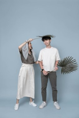 Asyalı Genç Çift Gelin İçin Peçeli Gecelik Giyin. Stüdyo Mavisi Arkaplanda Birlikte Mutluluk ve Keyif Fotoğrafları.