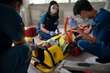 İş kazalarında yaralananlar için ilk yardım. İlk yardım ekipmanları kullanıldığında duygu kaybı veya normal hareket kaybı ve kol ve bacaklarda fonksiyon kaybı görülür.