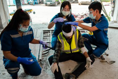 İlk yardım ekibi inşaat alanında bir işçi kazasına yardım etti. İnşaatçı beton zeminde kafa kazası geçirdi..