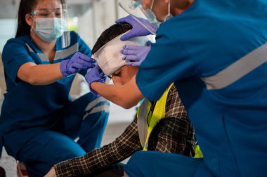 İlk yardım ekibi inşaat alanında bir işçi kazasına yardım etti. İnşaatçı beton zeminde kafa kazası geçirdi..