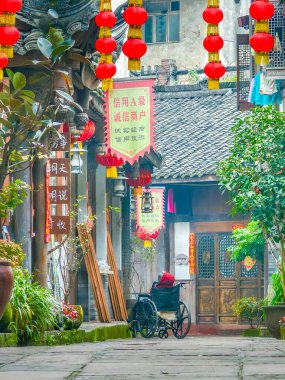 Öğleden sonra boş vakti olan yaşlı bir adam.