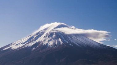 Japonya 'daki Fuji Dağı' nın 4K yüksek çözünürlüklü hızlandırılmış fotoğrafı. Bulutlarda Kar Dağı Arkaplanı