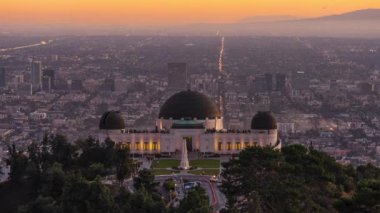 Amerikan turistik merkezi Griffith Gözlemevi geceleyin Los Angeles 'ta. Zaman aşımı fotoğrafçılığı