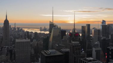 Manhattan şehri mimari manzarası, New York, ABD, Hudson Nehri 'nin muhteşem gündoğumu zamanı, Dünya Ticaret Merkezi 911