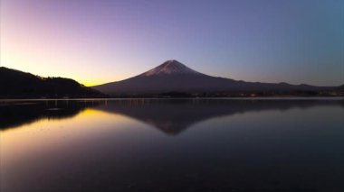 Japonya 'daki Fuji Dağı' nın 4K yüksek çözünürlüklü hızlandırılmış fotoğrafı. Bulutlarda Kar Dağı Arkaplanı