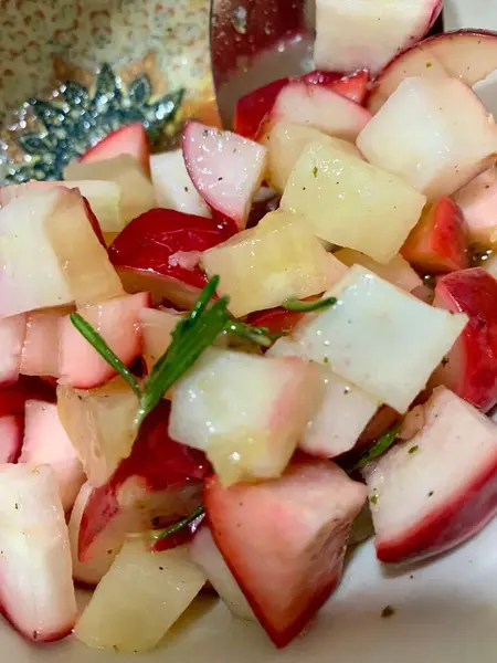 Turp, salatalık ve zeytinyağı, tuz ve biberiyeli ananas salatası. 