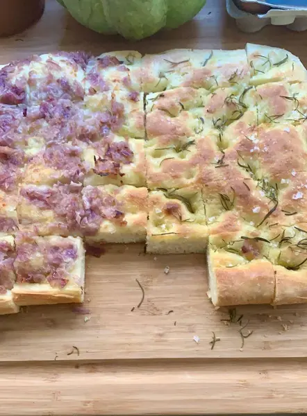 İki Lezzetli Fırınlanmış Focaccia, Kırmızı Soğan ve Biberiye 