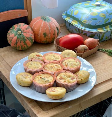 Pişmiş sebzeli atıştırmalıklar. 