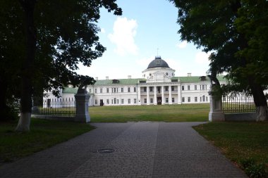 Kachanivka Sarayı, Ukrayna 'da serenat parkı ile çevrili çarpıcı bir neoklasik mimari şaheseridir. Büyük cephe, yemyeşil yeşillik ve tarihsel öneme sahip resim gibi ve zamansız bir atmosfer yaratır..