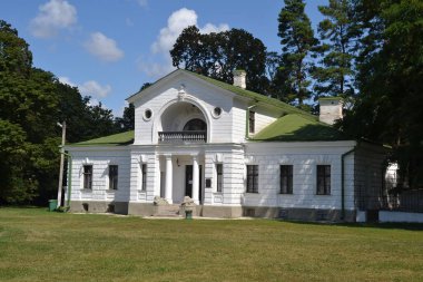 Kachanivka Sarayı, Ukrayna 'da serenat parkı ile çevrili çarpıcı bir neoklasik mimari şaheseridir. Büyük cephe, yemyeşil yeşillik ve tarihsel öneme sahip resim gibi ve zamansız bir atmosfer yaratır..