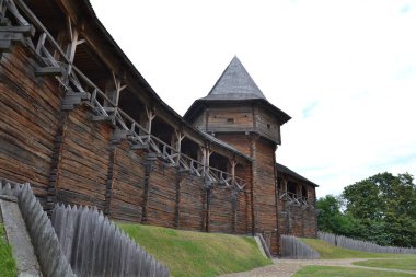 Baturyn Kalesi tarihi Ukrayna ahşap mimarisini, sağlam güçlendirilmiş bir duvarı, ulusal bayrak ile taçlandırılmış yüksek bir kulesi ve çevreleyen yeşillikle sergiliyor. Bu simge Kazak dönemi mirasını koruyor..