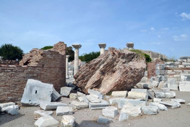 Efes 'teki Aziz John Bazilikası' nın kalıntıları antik Bizans mimarisini gözler önüne seriyor. Mermer sütunlar, tuğla duvarlar ve taş kalıntıları onun tarihsel önemini vurgular. Site erken Hıristiyan tarihine bir bakış sunuyor..