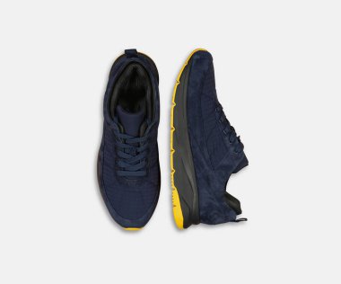 Spor ayakkabıları izole edilmiş. Kırpma yolu olan beyaz arka planda izole edilmiş farklı spor ayakkabıları, Sneakers marka deri spor ayakkabıları her taraftan görünüm