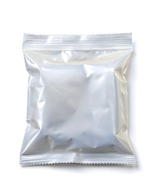 Boş gümüş plastik torba. Atıştırmalıklar, beyaz beckground 'da izole edilmiş cips ambalajları, tasarımınız için kullanın. modelleme şablonu hazırlanıyor