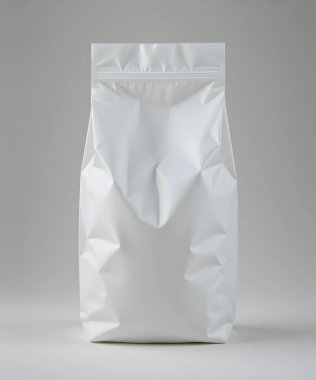 Boş gümüş folyo ambalajlama alüminyum folyo fermuar kesesi kırpma yolu ile gri zemin üzerinde izole, gıda ürünü paketleme tasarımı için hazır tasarım şablon için '