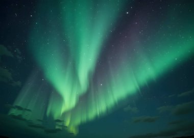 Aurora Borealis çok renkli yeşil canlı, Aurora Kutup Gecesi yıldızlı gökyüzü ve kuzey ışıkları. Yeşil aurora borealis Norveç üzerinde gece gökyüzünde ışıklar
