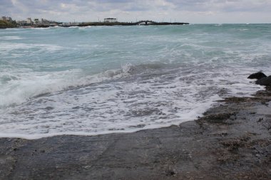 Jeju Kore sahilinden gelen dalgalar. Yüksek kalite fotoğraf