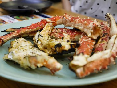 Soslu ızgara yengeç ve deniz ürünleri.