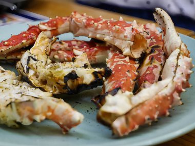 Beyaz tabakta taze yengeç eti