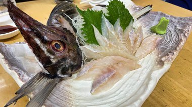 Baharatlı ve otlu taze balık