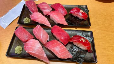 Japon yemeğiyle taze çiğ suşi yakın plan.