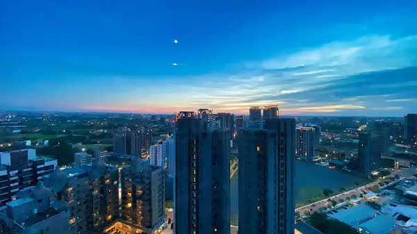 Dünyanın en kalabalık eyaletinin başkentinin gece manzarası..