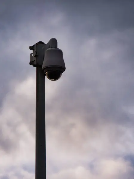 Gökyüzüne karşı bir sokak lambası.