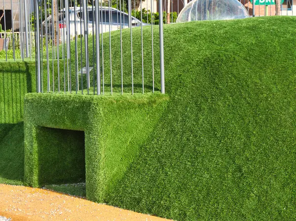 Kavisli taş basamaklar bir göle doğru iniyor. Yansımalar ve yeşillik huzurlu ve davetkar bir atmosfer yaratıyor..