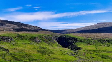 İskoçya dağlarındaki yeşil dağların güzel manzarası, Birleşik Krallık