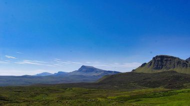 Dünyanın en ünlü simgesinin kuzeyindeki dağların güzel manzarası.