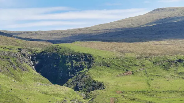 Doğadaki dağların güzel manzarası