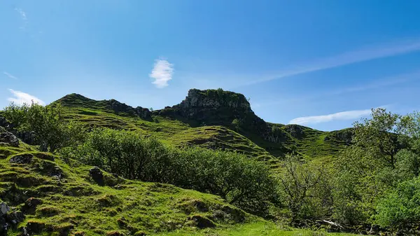 Şelalesi olan güzel bir manzara