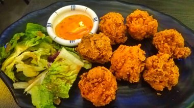 sebzeli tavuk ve sos.