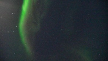 Gökyüzünün arka planında kuzey ışıkları